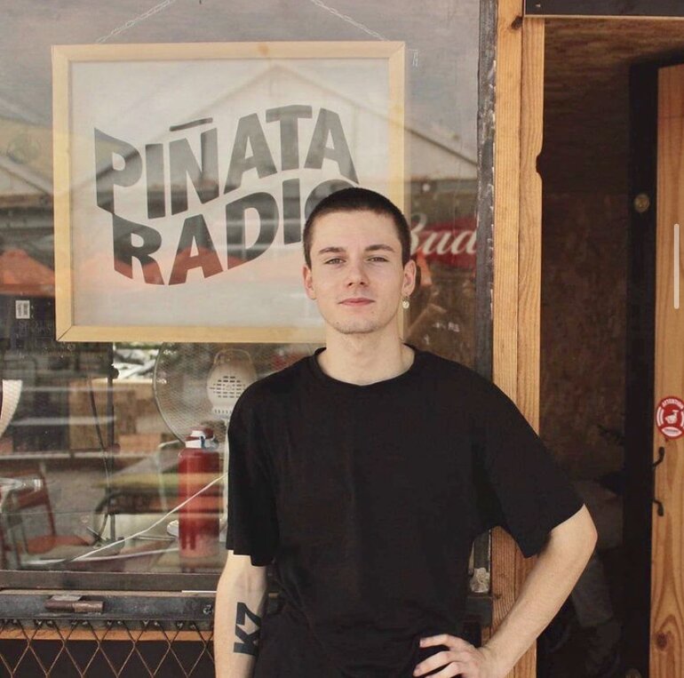 Zachary aux platines de Pinata Radio..