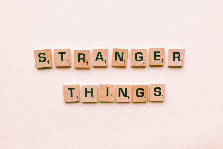 "Stranger Things" écrit avec des lettres de Scrabble