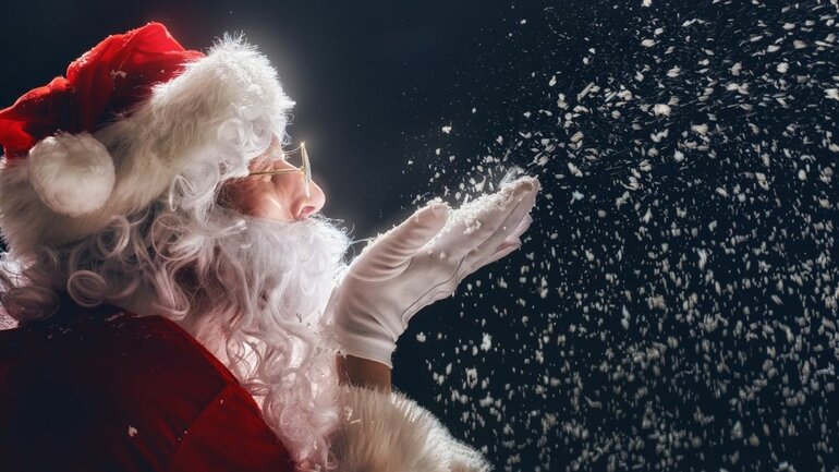 Le Père Noël qui souffle de la neige