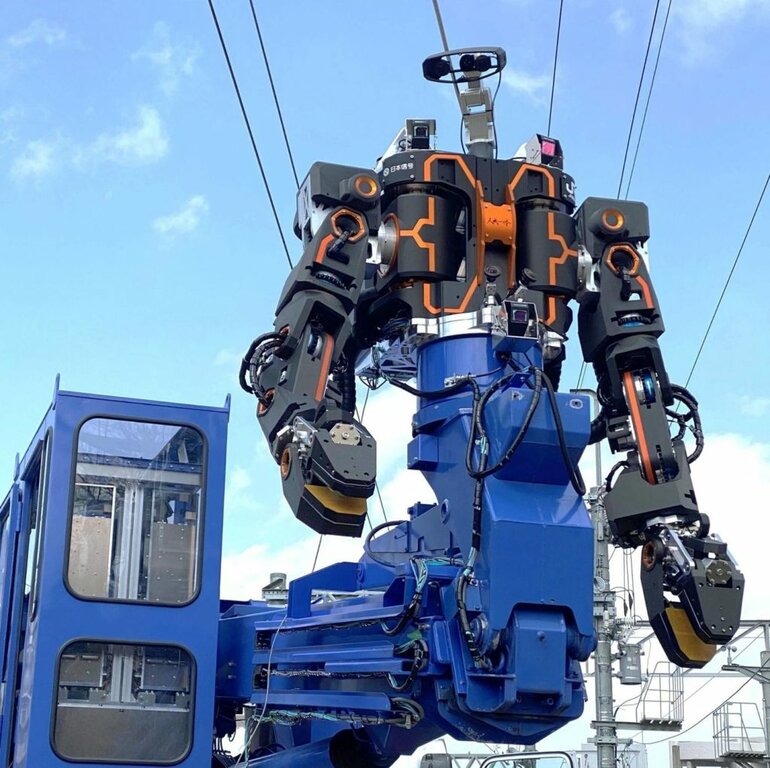 Le robot humanoïde monté sur une grue hydraulique.