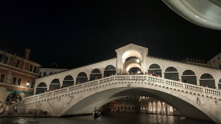 Le pont du rialto plein de touriste à l'approche de minuit