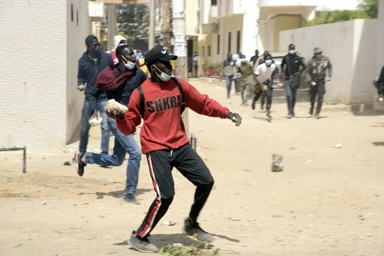 Des partisans de l’opposant sénégalais Ousmane Sonko affrontent les forces de sécurité, à Dakar, le 8 février 2021. SEYLLOU / AFP