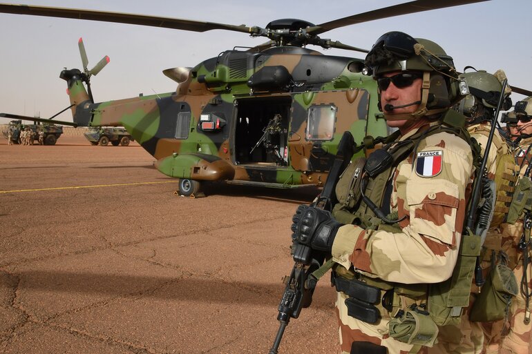 Soldat français de l’opération Barkhane monte la garde sur la base française près de la ville de Gao au Mali, le 2 janvier 2015. © DOMINIQUE FAGET/AFP