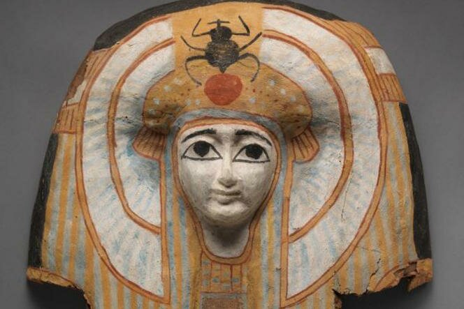 Un masque de sarcophage en bois saisi au MET.