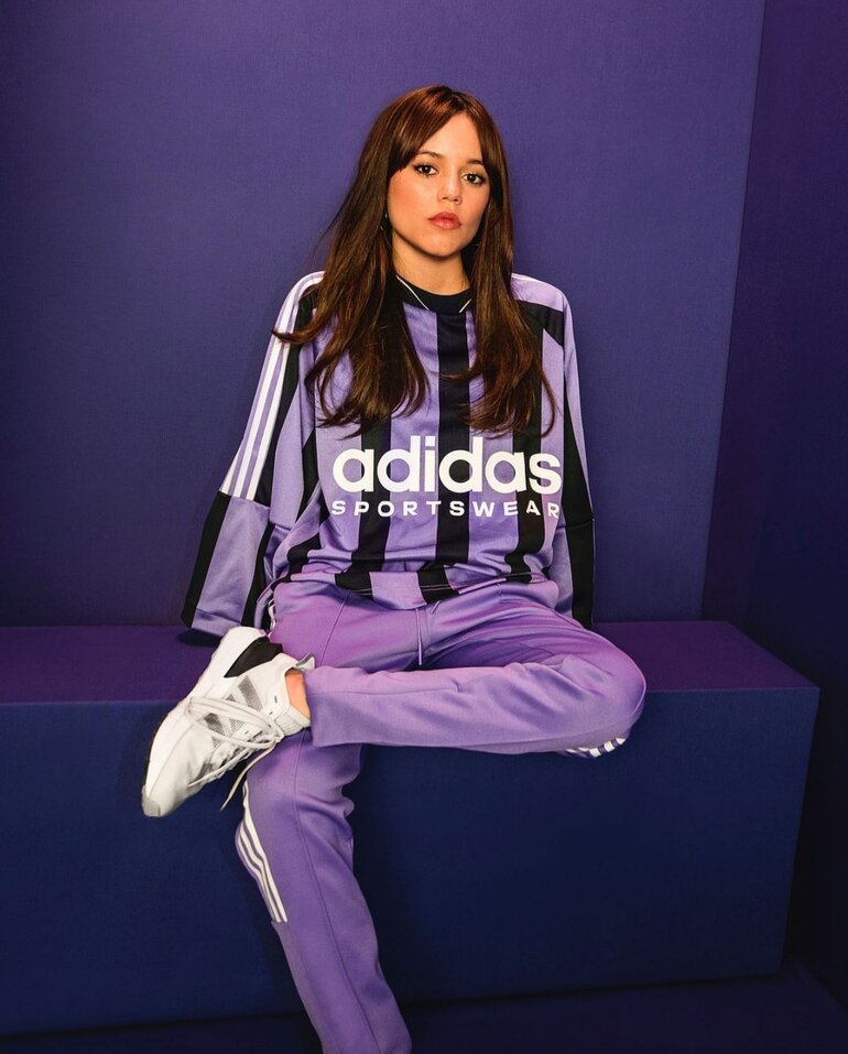 Jenna Ortega incarne à la perfection le label adidas sportswear/ Crédit: Instragram adidas