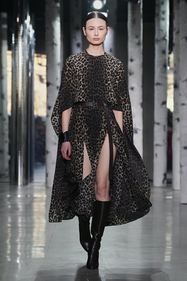 La robe cape n'a jamais été aussi wild qu'avec cet imprimé léopard/Crédit: site Michael Kors