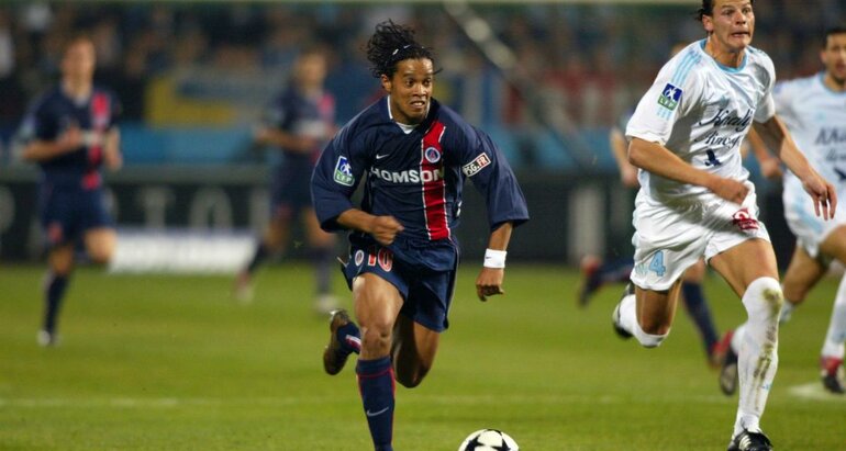 Ronaldinho prend de vitesse Daniel Van Buyten et la défense marseillaise (9 mars 2003).
