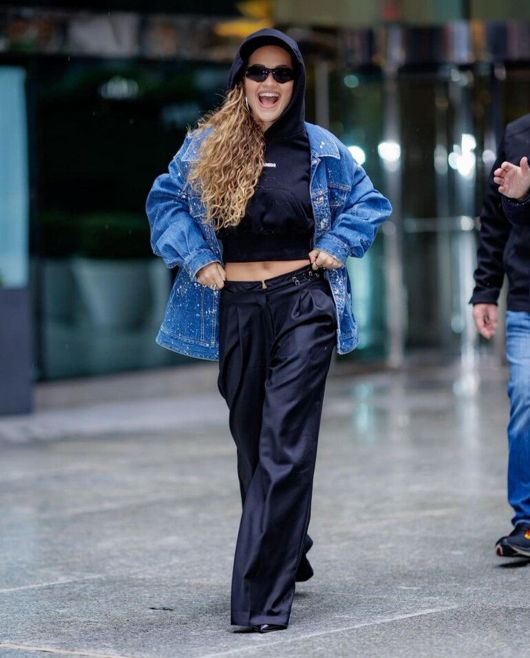 Rita Ora twiste son look streetwear de talons féminins
