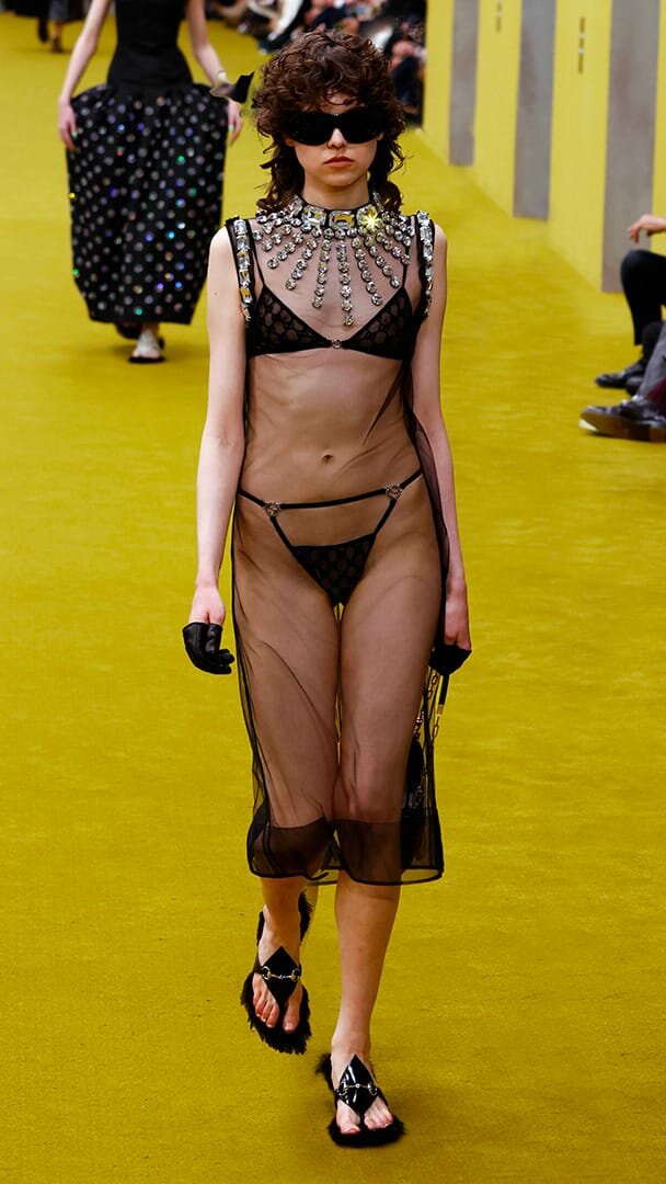 La transparence est décidément la tendance robe de la saison avec ce modèle dévoilant entièrement le corps/ Crédit : site web Gucci
