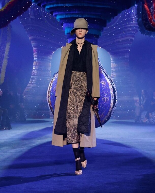 La casquette façon détective, les gants et les escarpins avec chaussettes noires sont autant d'accessoires qui maximise le quotient mode de cette silhouette/ Crédit : instagram Dior