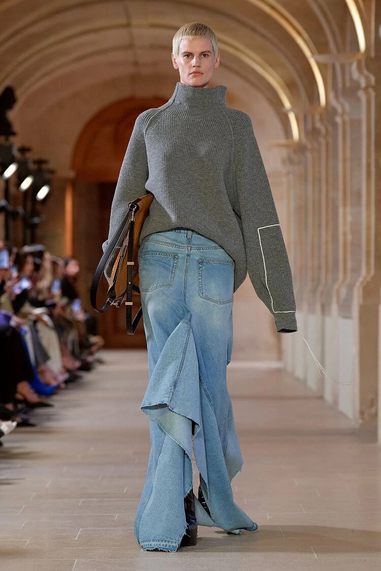 La jupe en jean longue des années 2000 fait son grand retour chez Victoria Beckham/ Crédit: site web Victoria Beckham