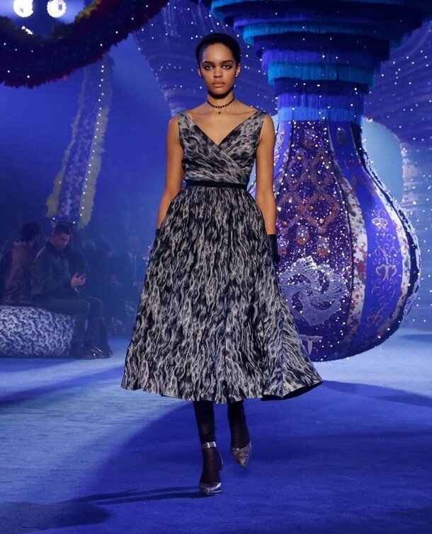 Cette robe arbore un décolleté typique des années 50/ Crédit : instagram Dior