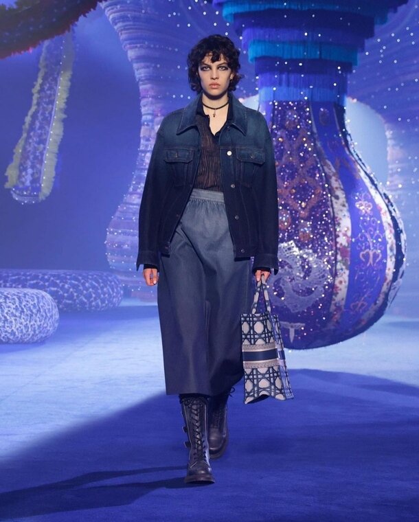 La veste en jean fait souffler un vent de modernité sur ce look/ crédit : instagram Dior