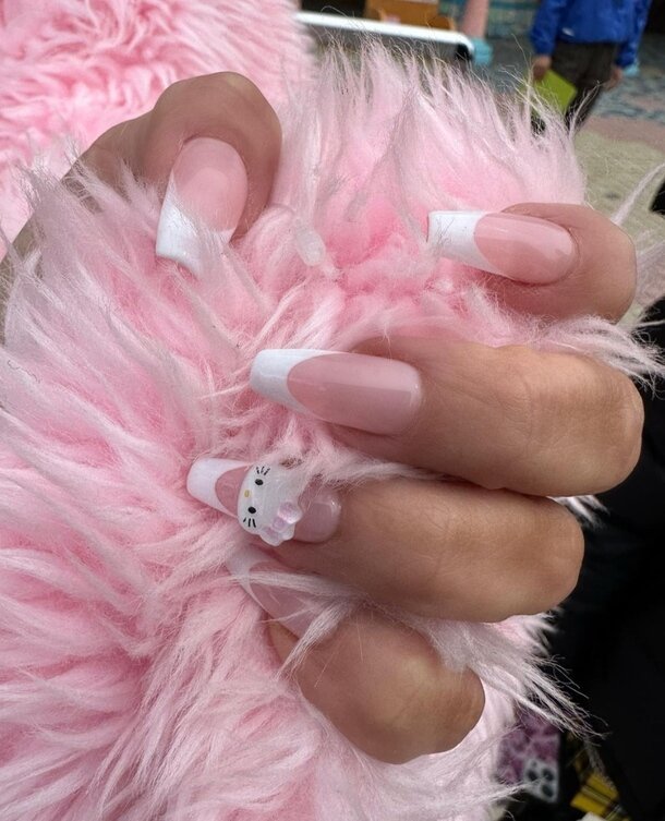Kim Kardashian adopte Hello Kitty pour sa manucure/ Crédit: Instagram Kim Kardashian