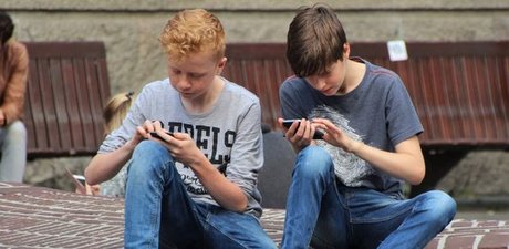 deux adolescents sur leurs smartphone