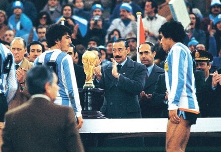 Jorge Videla remet le trophée aux Argentins.