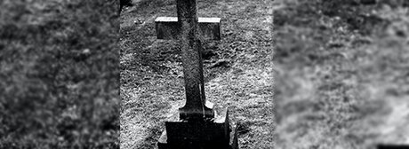 Croix de cercueil en noir et blanc.
