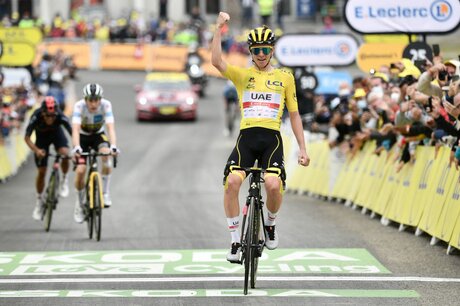Tadej Pogacar écrase le Tour de France 2021, devant Vingegaard et Carapaz à Luz-Ardiden.