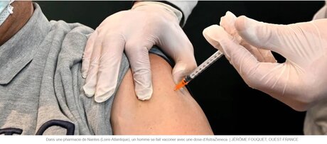 Dans une pharmacie de Nantes, un homme se fait vacciner. 