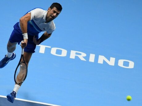 Novak Djokovic au service lors de son entrée en jeu au Masters (Turin)