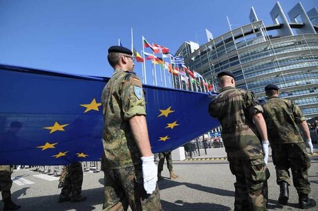 Les soldats de l'Eurocorps portent un drapeau de l'Union européenne lors de la cérémonie de levée du drapeau à la veille de la session inaugurale du nouveau Parlement européen le 1er juillet 2019. Frederick Florin/AFP