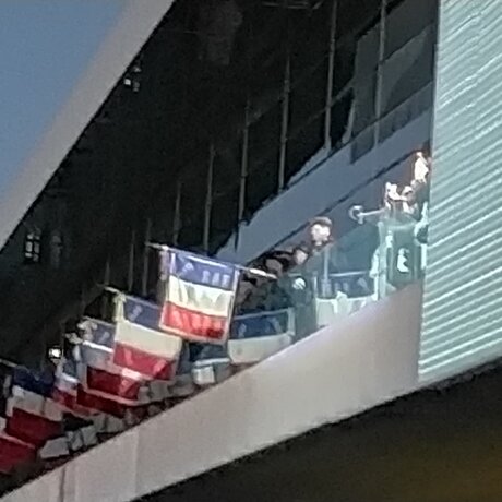 Les portes-drapeaux au balcon
