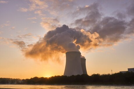 La vapeur d'eau non radioactive s'échappe par les cheminées de la centrale nucléaire