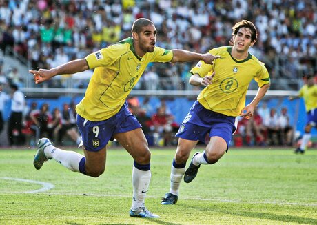 Adriano et Kaka lors de la Copa America 2004 / These Football Times