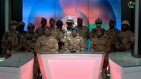 Au Burkina Faso, des militaires annoncent à la télévision avoir pris le pouvoir, le 24 janvier 2022. (RTB)