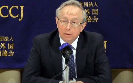 Cette capture d'écran montre l'ambassadeur de Russie au Japon Mikhail Galuzin s'adressant aux journalistes au Club des correspondants étrangers du Japon à Tokyo, le mercredi 2 février 2022. (FCCJ)