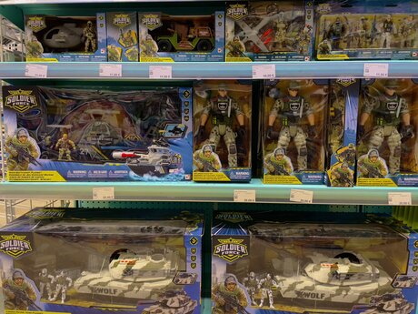 Des soldiers Force sont vendus dans un magasin de jouet pour enfant.
