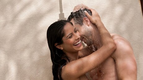 couple en train de rire sous la douche 