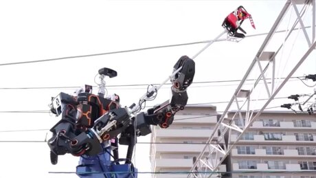 Un robot pour réparer les lignes à hautes tension au Japon.