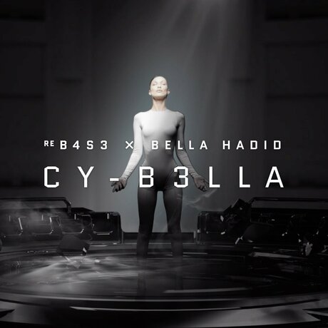 L'une des photos officielles de CY-B3LLA. Bella Hadid est comme mystifiée par une lumière blanche venant l'éclairer au centre de l'image. Le reste est dans l'ombre. Bien que ses yeux soient clos, son regard se tourne vers le ciel comme ses mains tendues vers lui les bras ballants. 