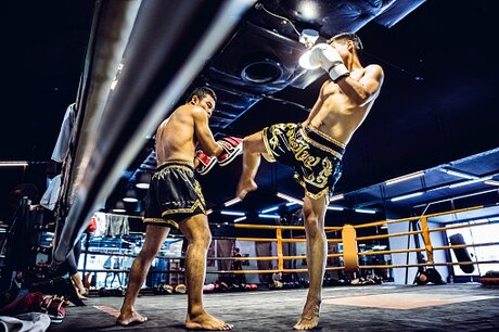 Combat de boxe thaïlandaise.