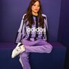 Jenna Ortega incarne à la perfection le label adidas sportswear