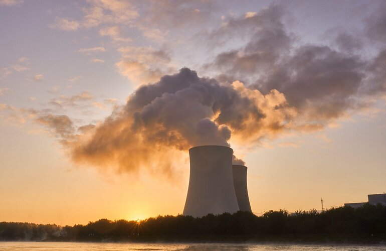 La vapeur d'eau non radioactive s'échappe par les cheminées de la centrale nucléaire