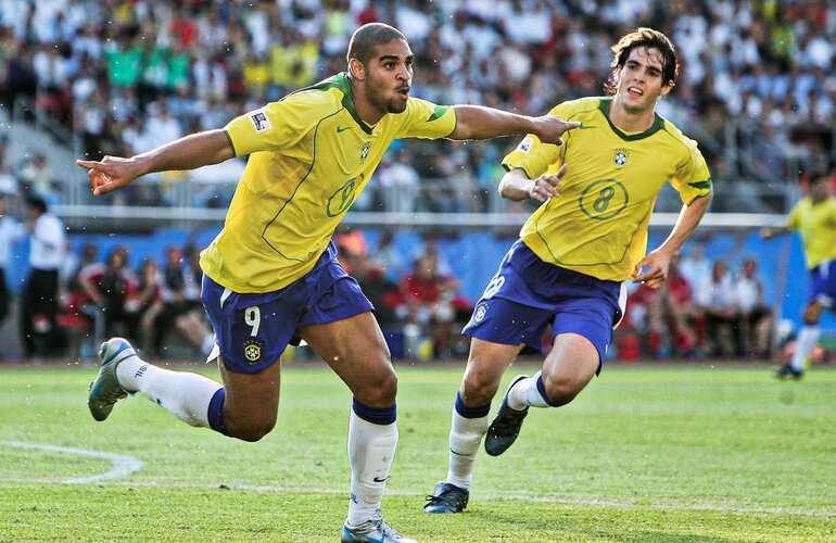 Adriano et Kaka lors de la Copa America 2004 / These Football Times