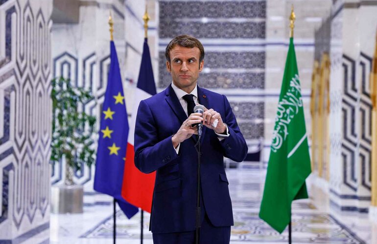 Emmanuel Macron à l’aéroport de Jeddah, le 4 décembre. 