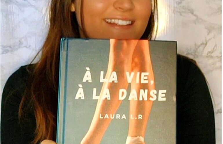 Laura Leroy pose avec son livre sur l'endométriose